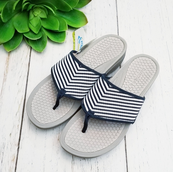 Baretraps "Dasie" Wedge Thong Sandals - Picture 2 of 6